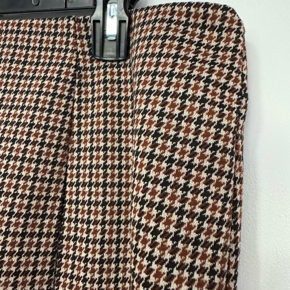 Elegant Houndstooth Pencil Skirt - Picture 3 of 6